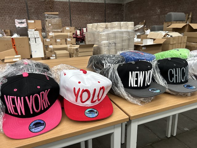 Ca. 500x diverse snapback petten - afbeelding 2 van  7