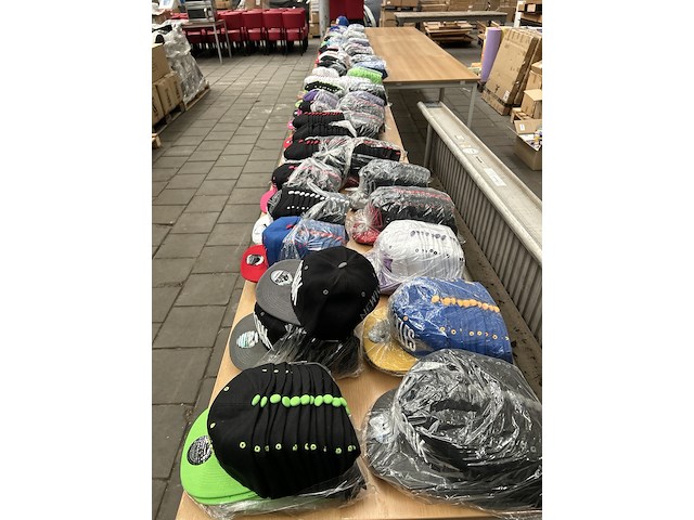 Ca. 500x diverse snapback petten - afbeelding 4 van  7