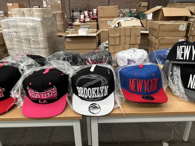 Ca. 500x diverse snapback petten - afbeelding 5 van  7