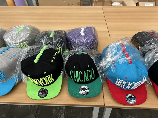 Ca. 500x diverse snapback petten - afbeelding 7 van  7
