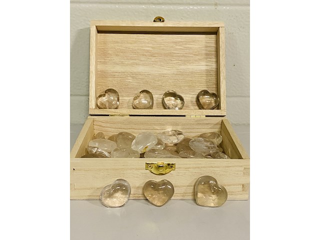 Ca. 50x bergkristal hartjes - afbeelding 1 van  3