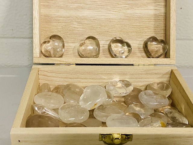 Ca. 50x bergkristal hartjes - afbeelding 3 van  3