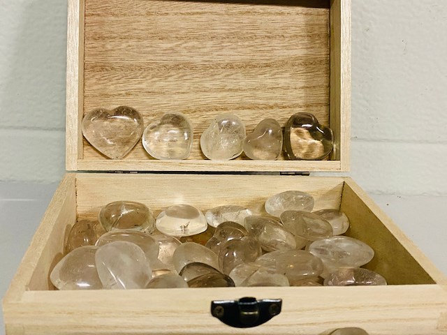 Ca. 50x bergkristal hartjes - afbeelding 3 van  5