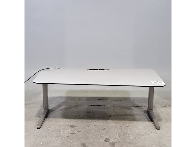 Ca. 50x bureau, o.a. ahrend - afbeelding 1 van  11