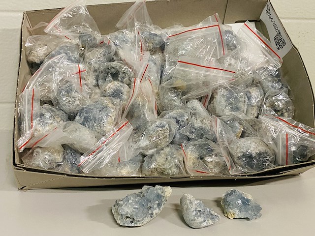 Ca. 50x celestien ruw stukje - afbeelding 1 van  4