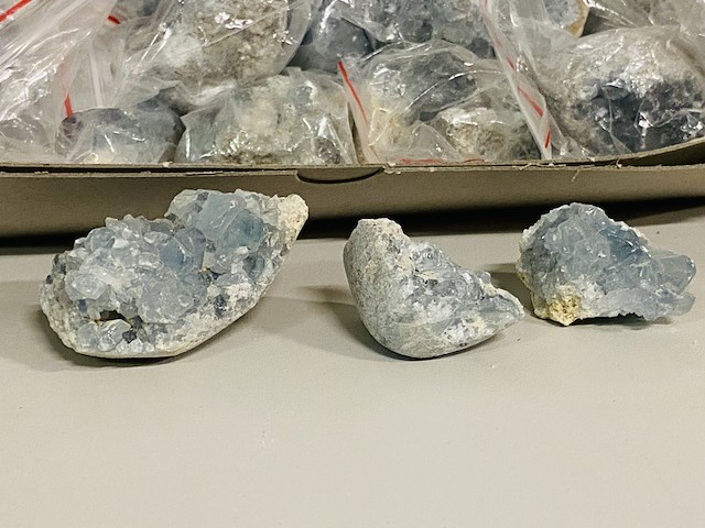 Ca. 50x celestien ruw stukje - afbeelding 2 van  4