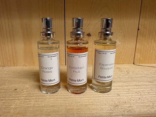 Ca. 50x eau de parfum, tasverstuiver -set petite mort, dames - afbeelding 1 van  2