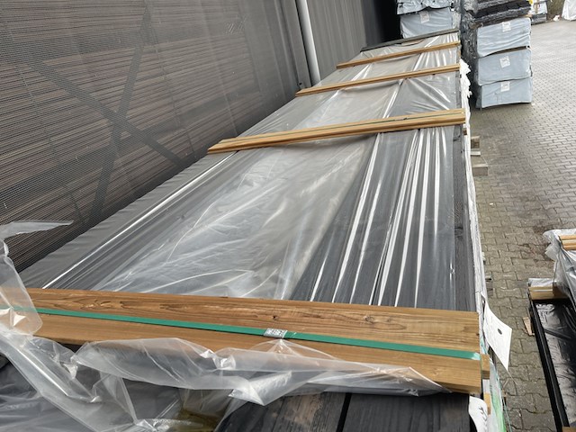 Ca. 50x grenen design- triple- deens profiel zwart gecoat, 18x140mm, lengte 510cm - afbeelding 1 van  3