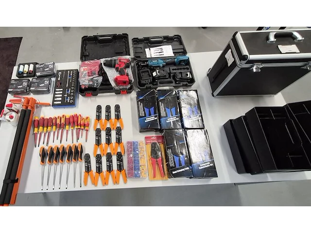 Ca. 50x krimptangen, accuboormachine, elektr. ratel, schroevendraaiers, gereedschapskoffer. - afbeelding 1 van  11