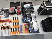 Ca. 50x krimptangen, accuboormachine, elektr. ratel, schroevendraaiers, gereedschapskoffer.
