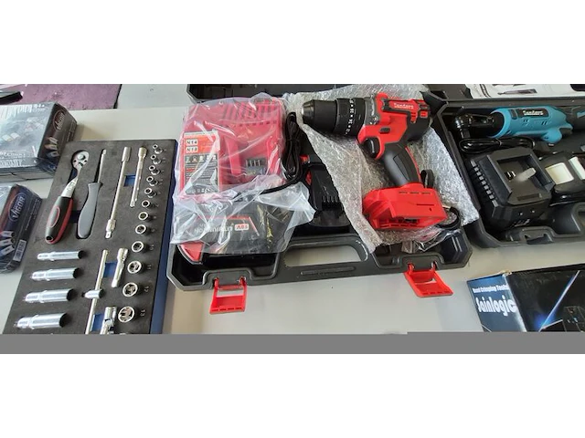 Ca. 50x krimptangen, accuboormachine, elektr. ratel, schroevendraaiers, gereedschapskoffer. - afbeelding 6 van  11