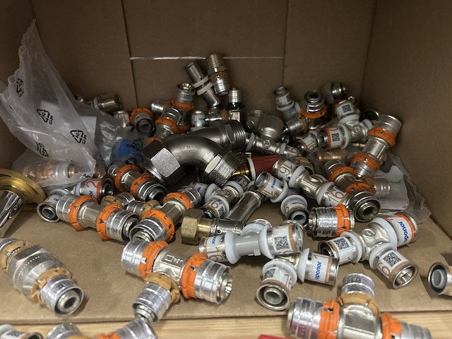 Ca. 50x perskoppelingen w.o. t-stukken uponor - afbeelding 2 van  6