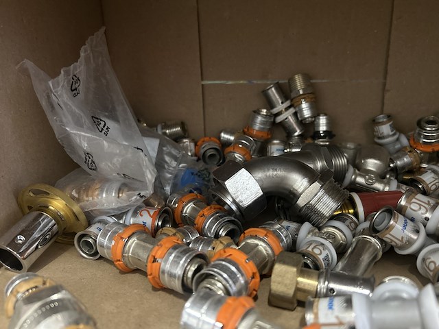 Ca. 50x perskoppelingen w.o. t-stukken uponor - afbeelding 3 van  6
