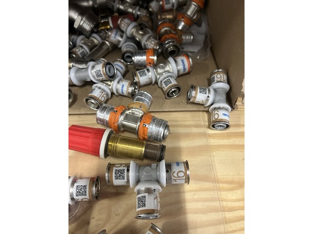 Ca. 50x perskoppelingen w.o. t-stukken uponor - afbeelding 6 van  6