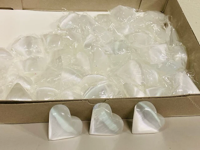 Ca. 50x seleniet hartjes, wit - afbeelding 1 van  5