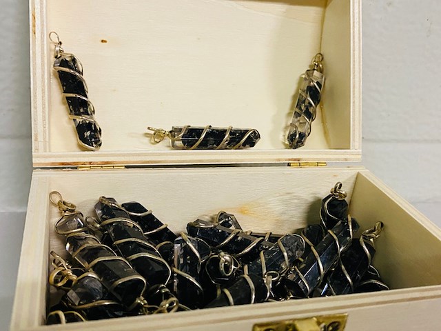 Ca. 50x shungiet verzilverde hangers - afbeelding 3 van  4