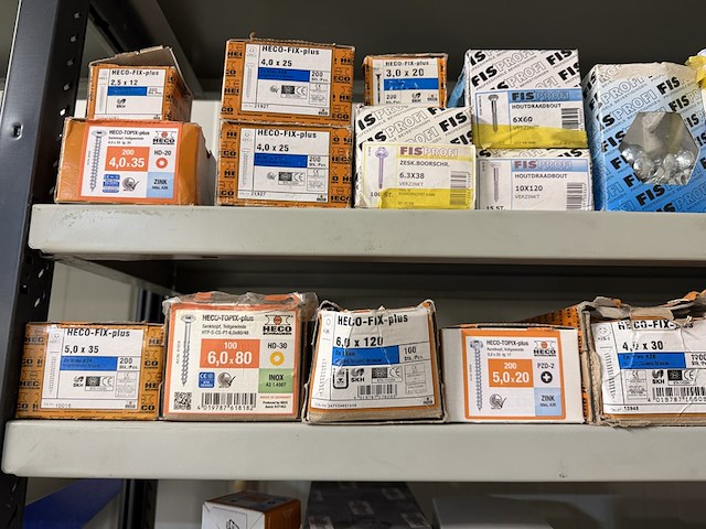 Ca. 50x verpakking ijzerwaren w.o. schroeven, spijkers, pluggen, w.o. heco, fis, kelfort - afbeelding 2 van  18