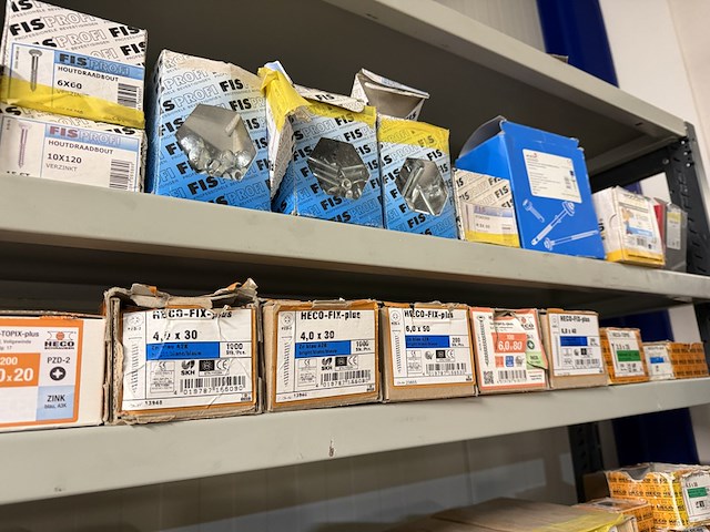 Ca. 50x verpakking ijzerwaren w.o. schroeven, spijkers, pluggen, w.o. heco, fis, kelfort - afbeelding 4 van  18