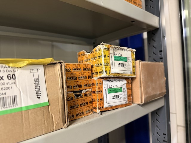 Ca. 50x verpakking ijzerwaren w.o. schroeven, spijkers, pluggen, w.o. heco, fis, kelfort - afbeelding 6 van  18