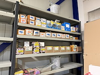 Ca. 50x verpakking ijzerwaren w.o. schroeven, spijkers, pluggen, w.o. heco, fis, kelfort - afbeelding 1 van  18