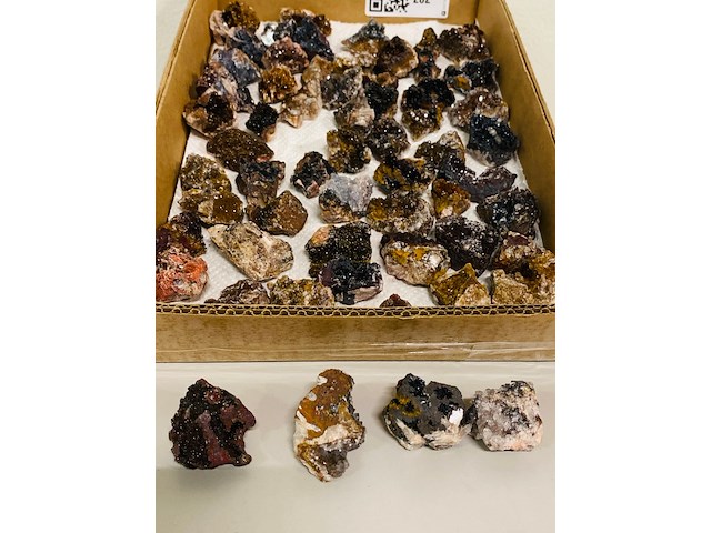 Ca. 53x bariet / calciet met kristallen - afbeelding 1 van  5