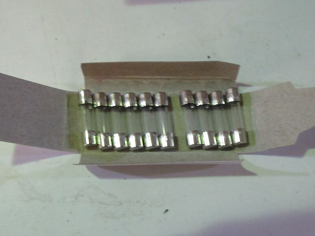 Ca. 53x doosjes a 10 st. met zekeringen eska, o.a 1a - afbeelding 1 van  4