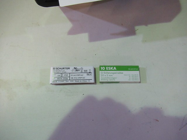 Ca. 53x doosjes a 10 st. met zekeringen eska, o.a 1a - afbeelding 2 van  4