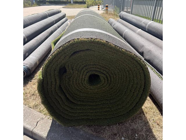 Ca. 54,4m2 kunstgras, 28 mm hoog, groen, wit - afbeelding 2 van  3