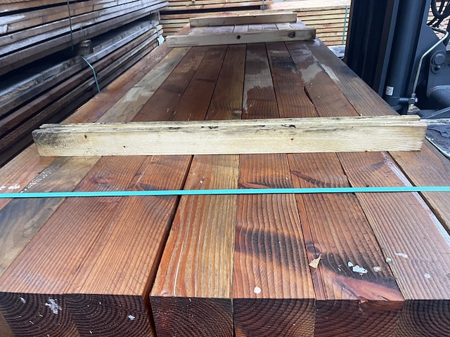 Ca. 54x douglas balken fijnbezaagd, 120x120mm, lengte 400cm - afbeelding 1 van  3