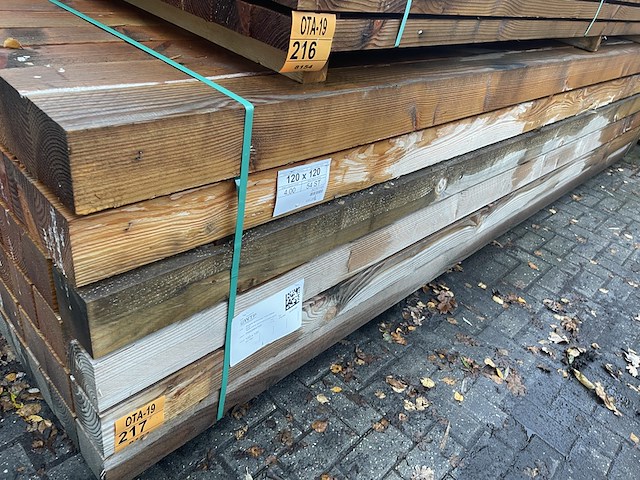 Ca. 54x douglas balken fijnbezaagd, 120x120mm, lengte 400cm - afbeelding 2 van  3