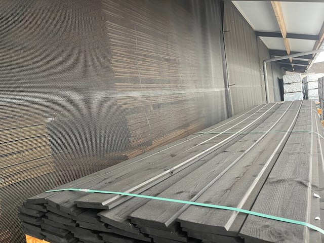 Ca. 55x channelsiding zwart gecoat, 18x140mm, lengte 420cm - afbeelding 1 van  3