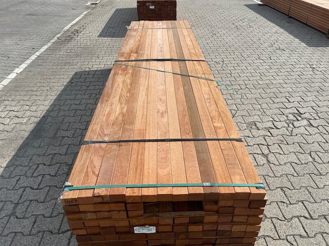 Ca. 56x angelim pedra onderliggers geschaafd, 45x68mm, lengte 350cm - afbeelding 1 van  3