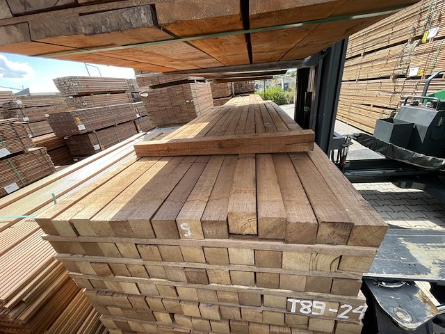 Ca. 56x guyana teak palen fijnbezaagd, 68x68mm, lengte 275cm - afbeelding 1 van  4
