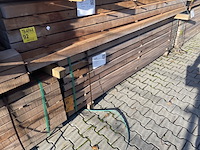 Ca. 56x guyana teak palen fijnbezaagd, 68x68mm, lengte 275cm - afbeelding 4 van  4