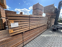 Ca. 56x guyana teak palen fijnbezaagd, 68x68mm, lengte 275cm - afbeelding 2 van  4