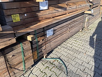 Ca. 56x guyana teak palen fijnbezaagd, 68x68mm, lengte 275cm - afbeelding 4 van  4