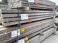 Ca. 56x guyana teak palen fijnbezaagd, 68x68mm, lengte 275cm - afbeelding 4 van  4