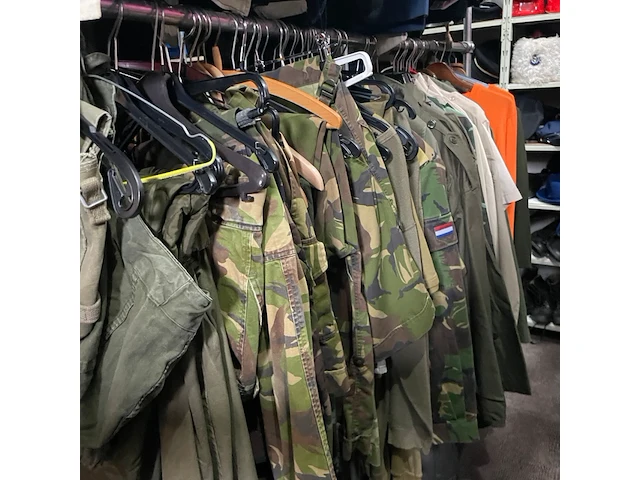 Ca. 56x legerkleding authentiek + accessoires - afbeelding 1 van  2
