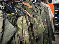 Ca. 56x legerkleding authentiek + accessoires - afbeelding 1 van  2