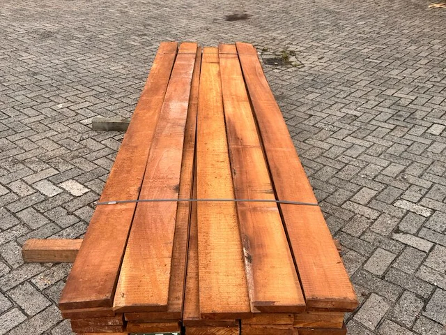 Ca. 57x iroko planken fijnbezaagd, 27x155mm, lengte 320cm - afbeelding 1 van  3