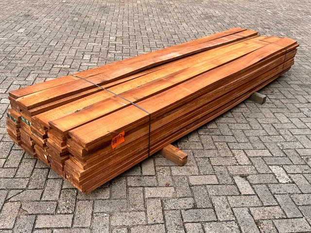 Ca. 57x iroko planken fijnbezaagd, 27x155mm, lengte 320cm - afbeelding 2 van  3