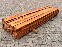 Ca. 57x iroko planken fijnbezaagd, 27x155mm, lengte 320cm - afbeelding 2 van  3