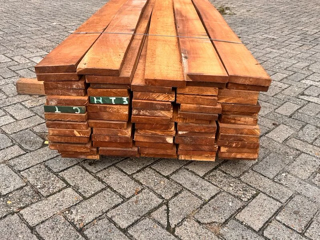 Ca. 57x iroko planken fijnbezaagd, 27x155mm, lengte 320cm - afbeelding 3 van  3