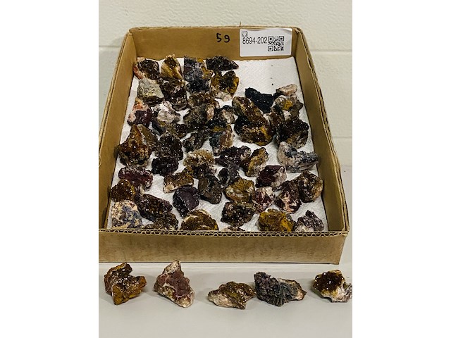 Ca. 59x bariet / calciet met kristallen - afbeelding 1 van  6