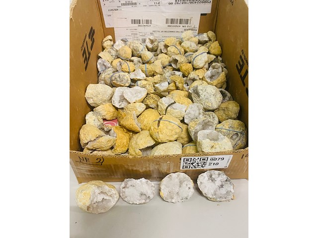 Ca. 6 kilo bergkristal geodes - afbeelding 1 van  8