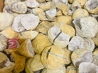Ca. 6 kilo bergkristal geodes - afbeelding 4 van  8