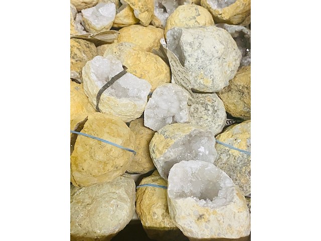 Ca. 6 kilo bergkristal geodes - afbeelding 5 van  8