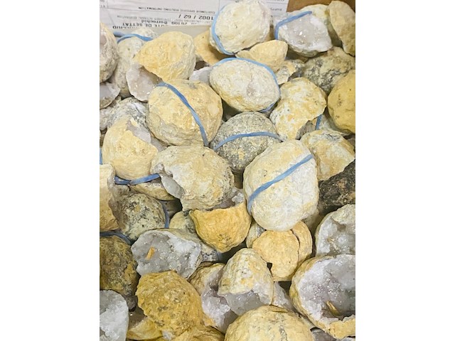 Ca. 6 kilo bergkristal geodes - afbeelding 6 van  8