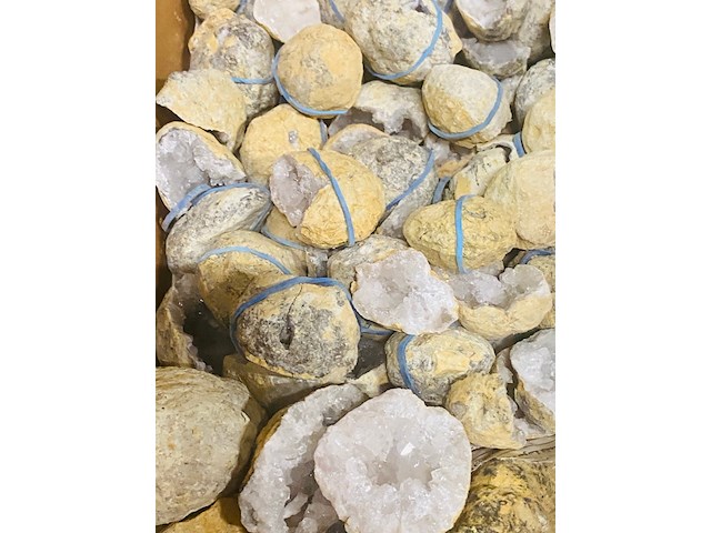 Ca. 6 kilo bergkristal geodes - afbeelding 7 van  8