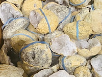 Ca. 6 kilo bergkristal geodes - afbeelding 7 van  8
